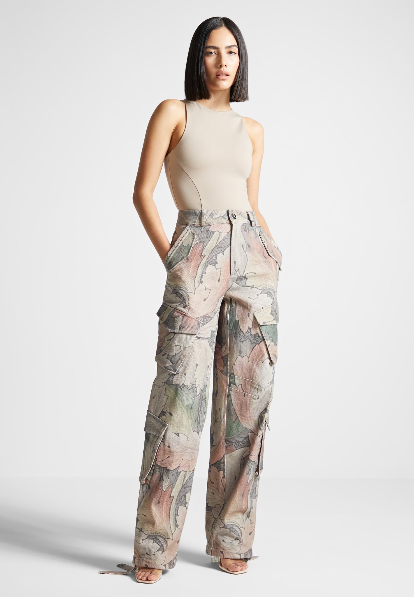 Women's High Waisted Renaissance Camo Cargo Pants - Multi - US 4 - Manière de Voir