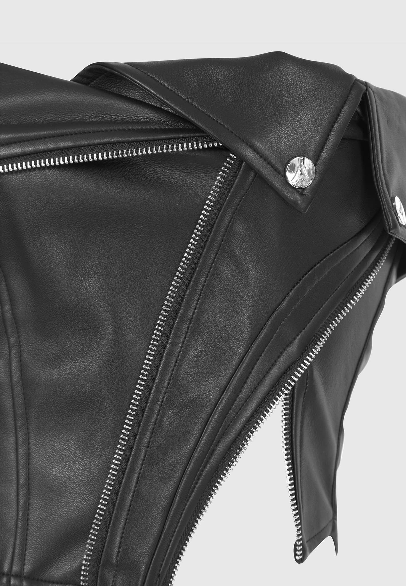 𝔰△n𝒹Ʀ𝒾ηℯ🪽 on X: ▫ Street Style Black leather Corset over a