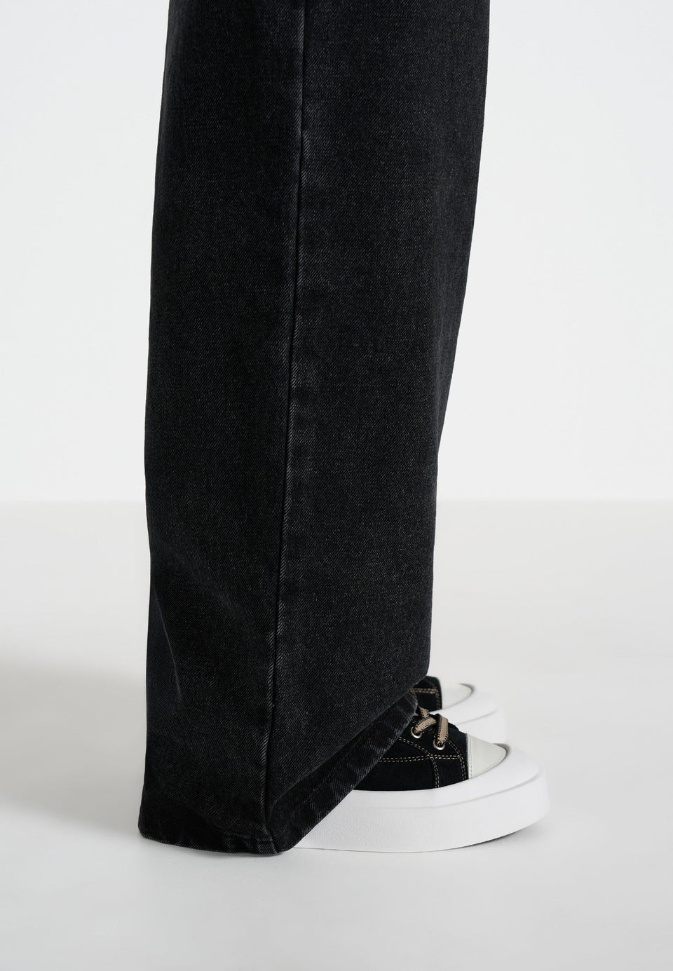womens-vienna-suede-contrast-stitch-sneaker-black