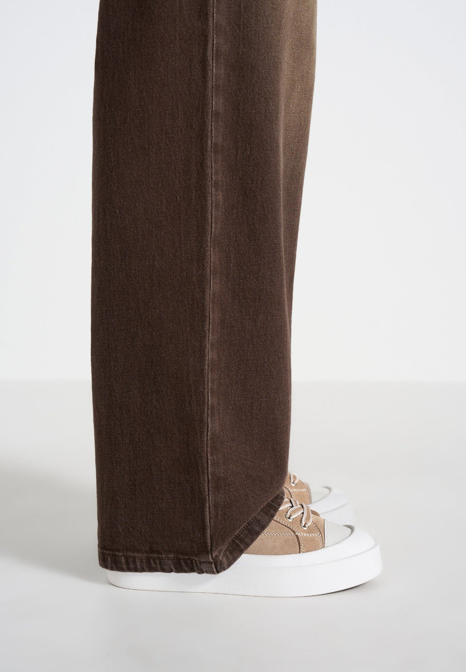 womens-vienna-suede-contrast-stitch-sneaker-beige