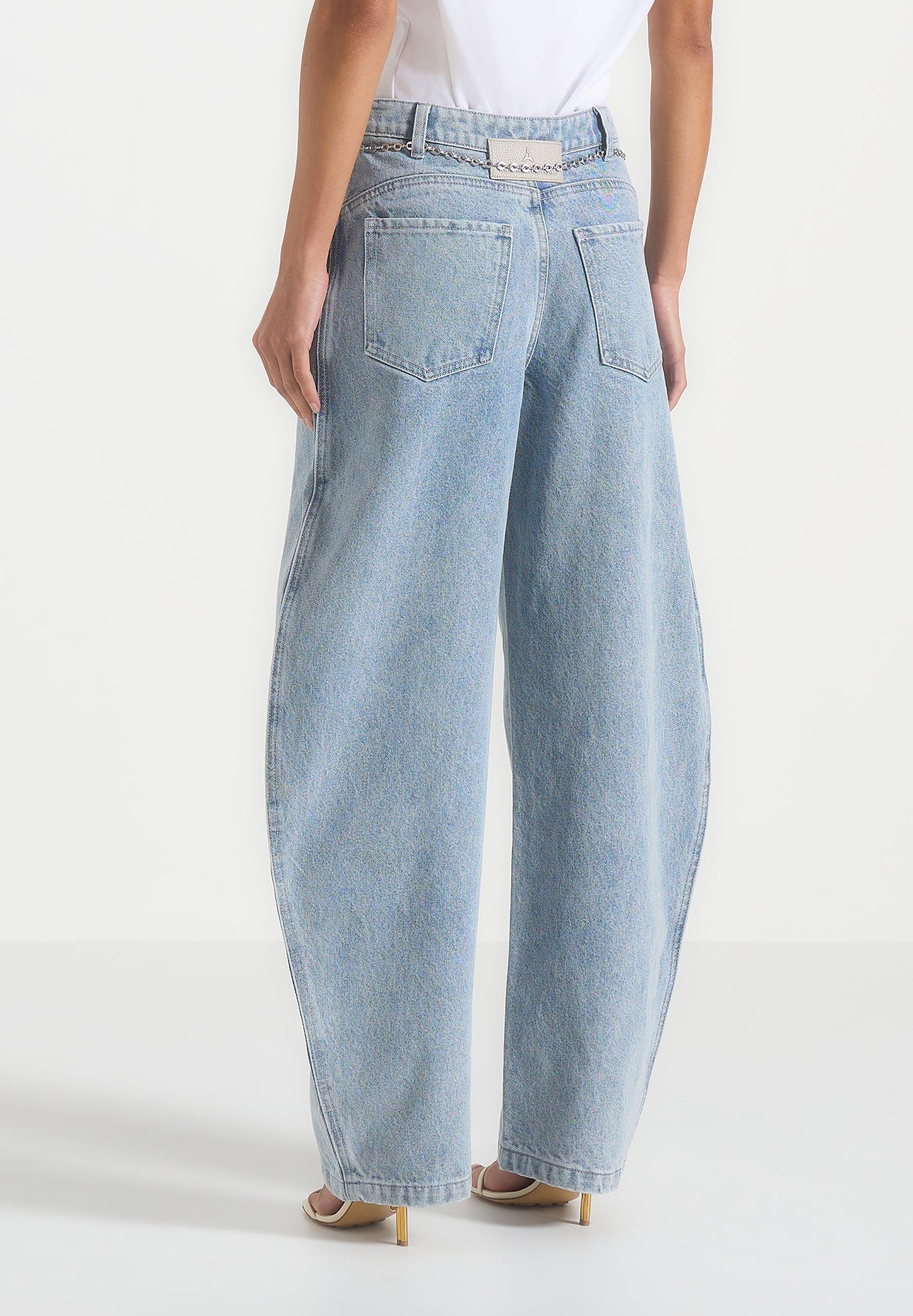 enora-hourglass-jean-with-chain-mid-blue