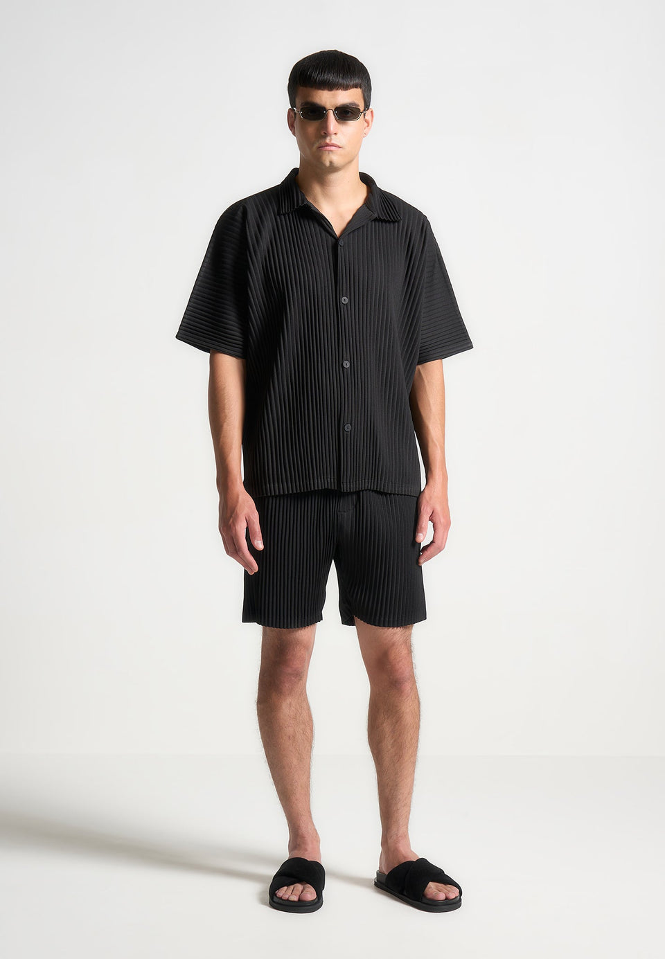 pleated-shorts-black