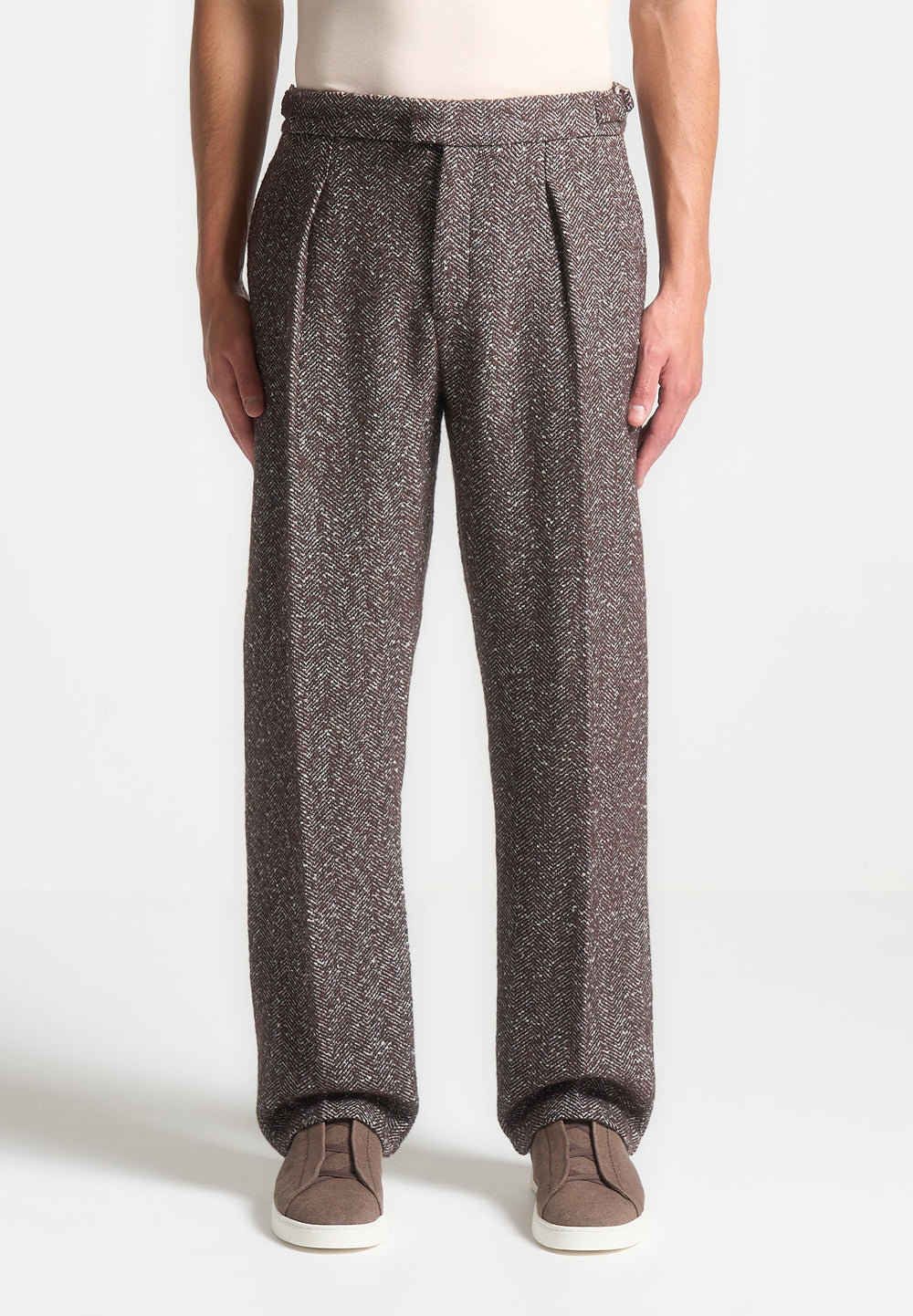 relaxed-fit-herringbone-pleated-tailored-trousers-brown