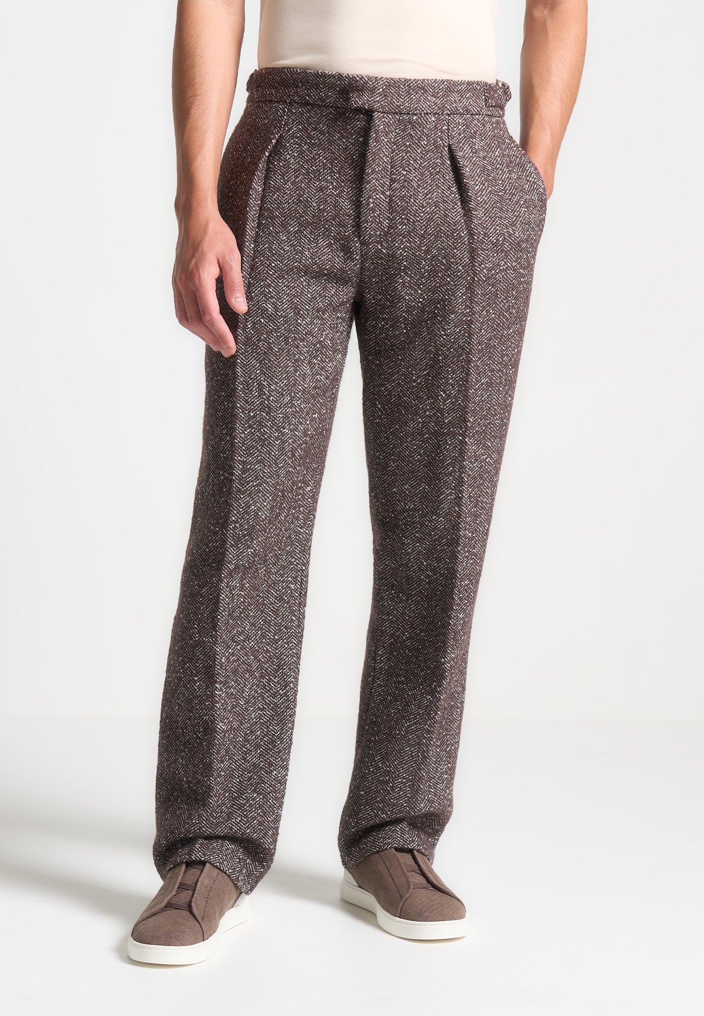 relaxed-fit-herringbone-pleated-tailored-trousers-brown