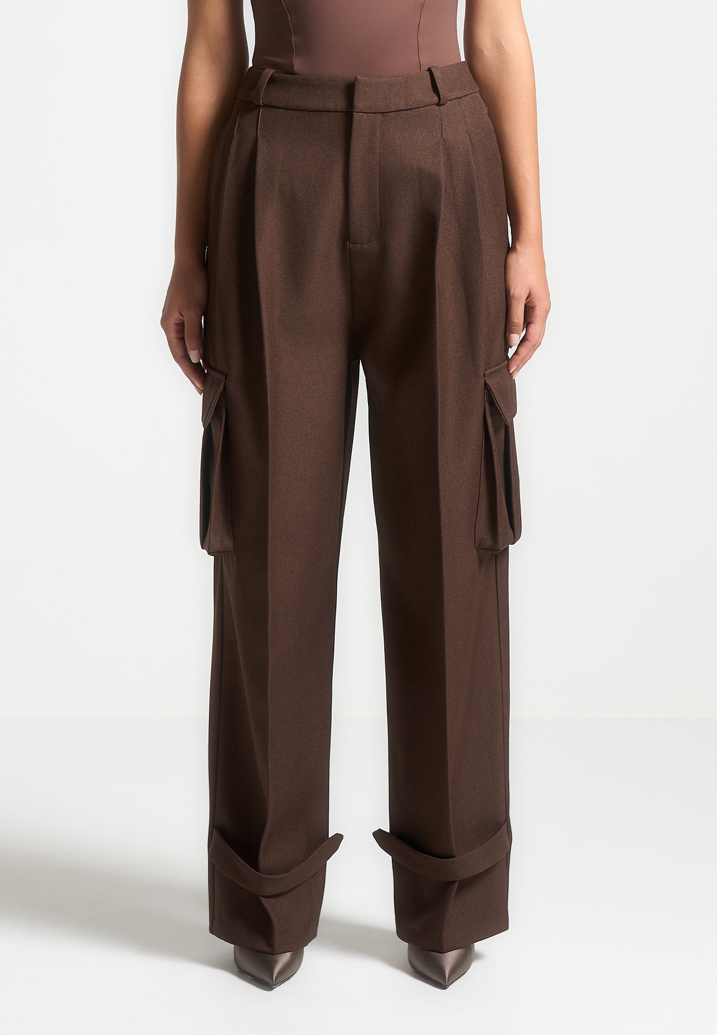 tailored-pleated-cargo-trousers-brown