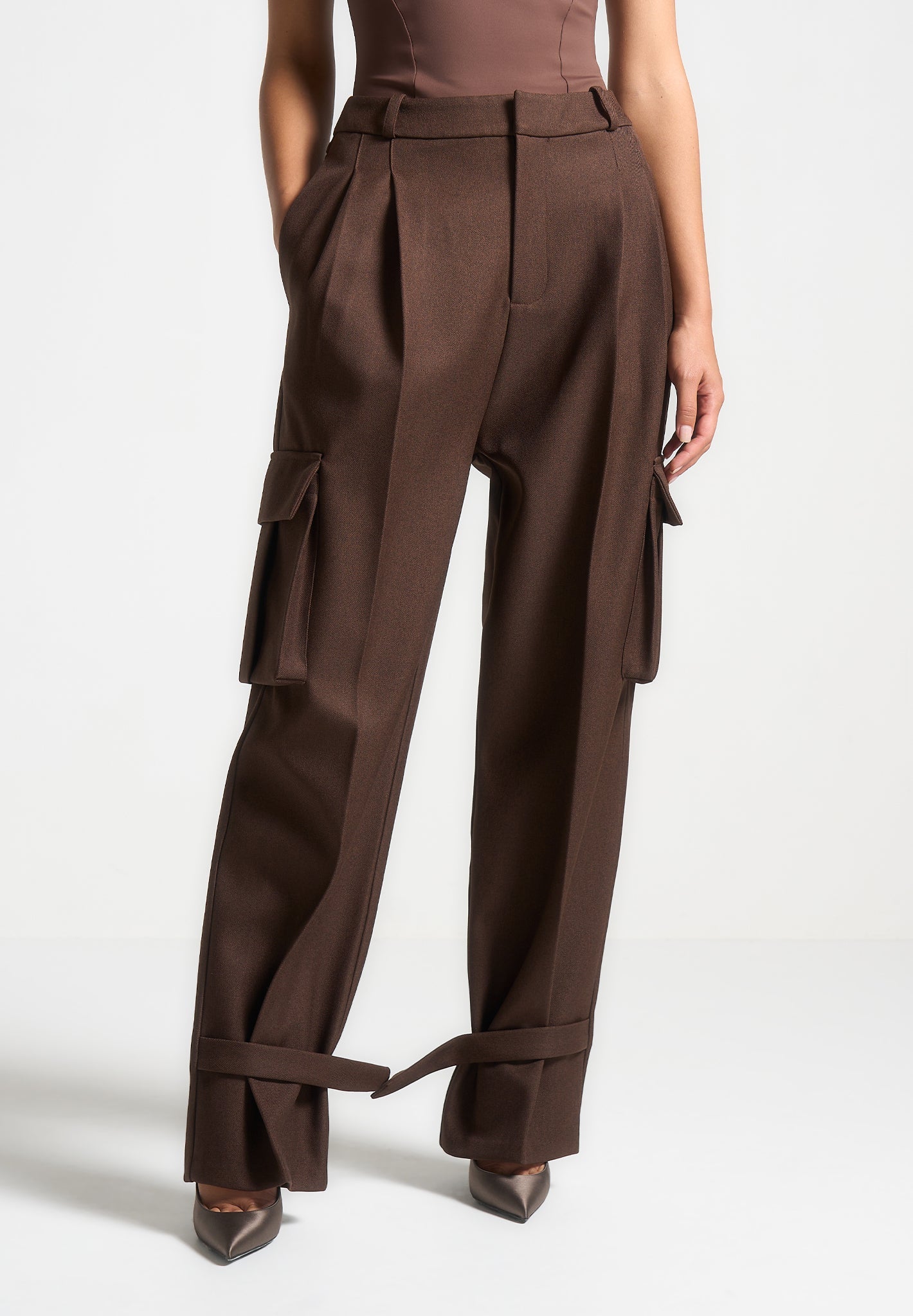 tailored-pleated-cargo-trousers-brown